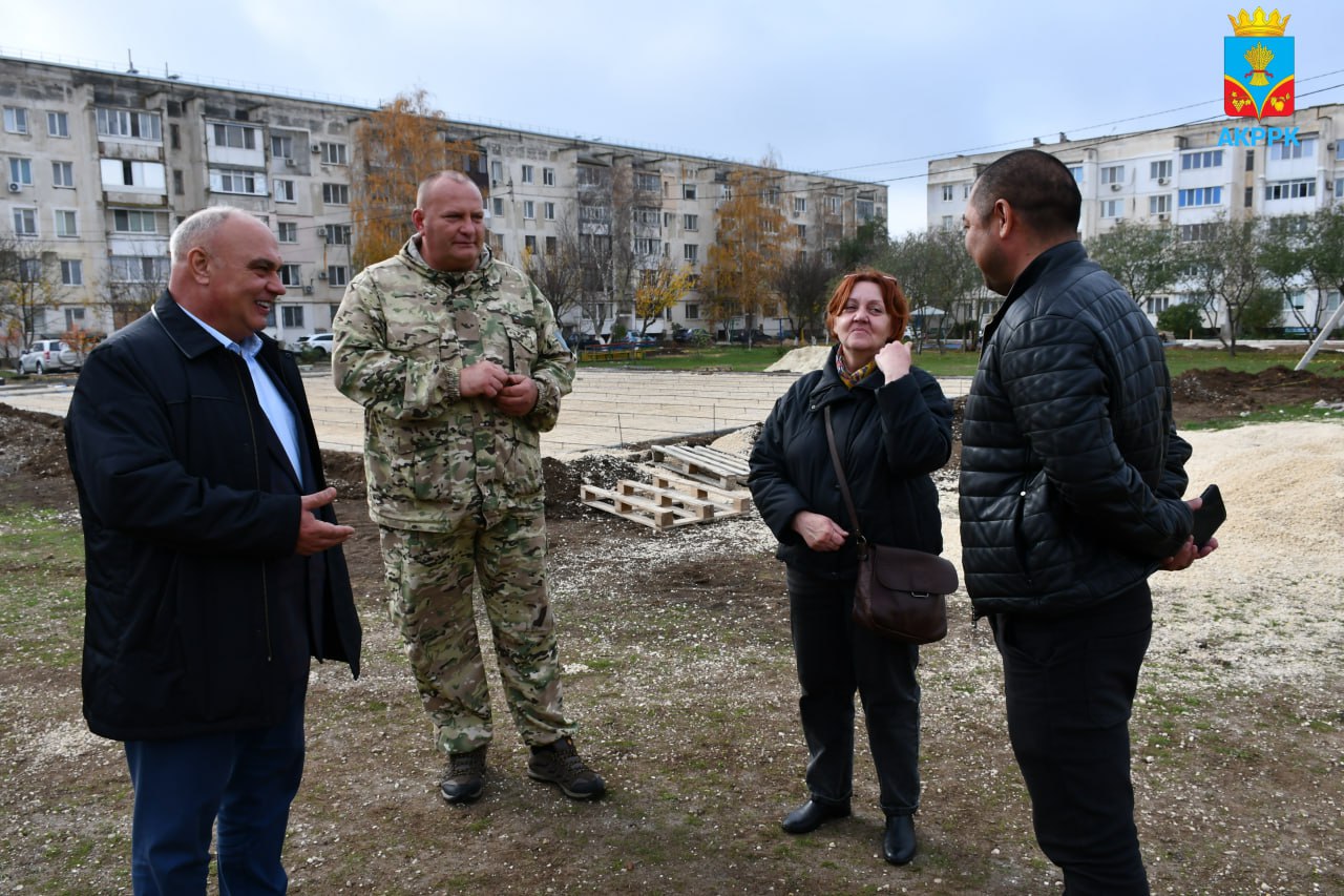 Василий Грабован: Сегодня провел проверку, как идут работы благоустройству дворовых территорий в пгт Октябрьское, селах Амурское, Петровка и Клепинино: работа идет полным ходом!