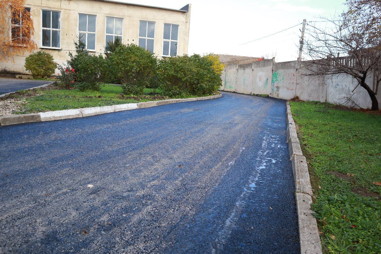 Дмитрий Чумаков: В школе-лицее № 2 города Белогорск выполняем значительный объём работ по восстановлению асфальтового покрытия на площади 1627 кв. м. На эти цели предусмотрено около 2,8 млн рублей Дмитрий Чумаков: В школе-лицее № 2 города Белогорск выполняем значительный объём работ по восстановлению асфальтового покрытия на площади 1627 кв. м. На эти цели предусмотрено около 2,8 млн рублей