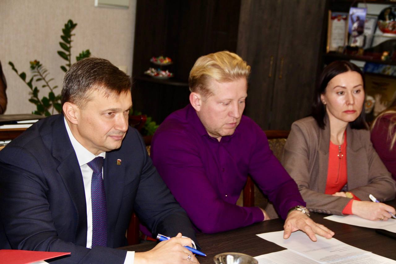 Константин Шимановский: Первый заместитель Председателя Государственного Совета Республики Крым Сергей Павлович Цеков провёл совещание по вопросу замены вывесок, объектов наружной рекламы, а также рекламных конструкций... Константин Шимановский: Первый заместитель Председателя Государственного Совета Республики Крым Сергей Павлович Цеков провёл совещание по вопросу замены вывесок, объектов наружной рекламы, а также рекламных конструкций...