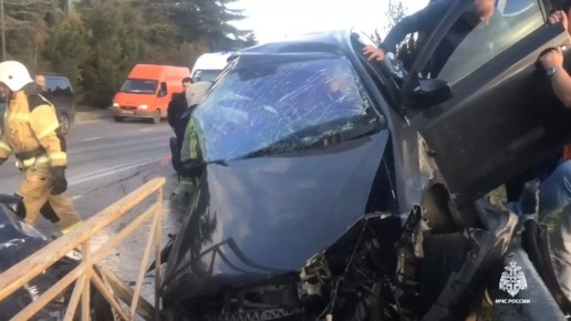 Под Ялтой легковушка повисла на отбойнике в результате ДТП