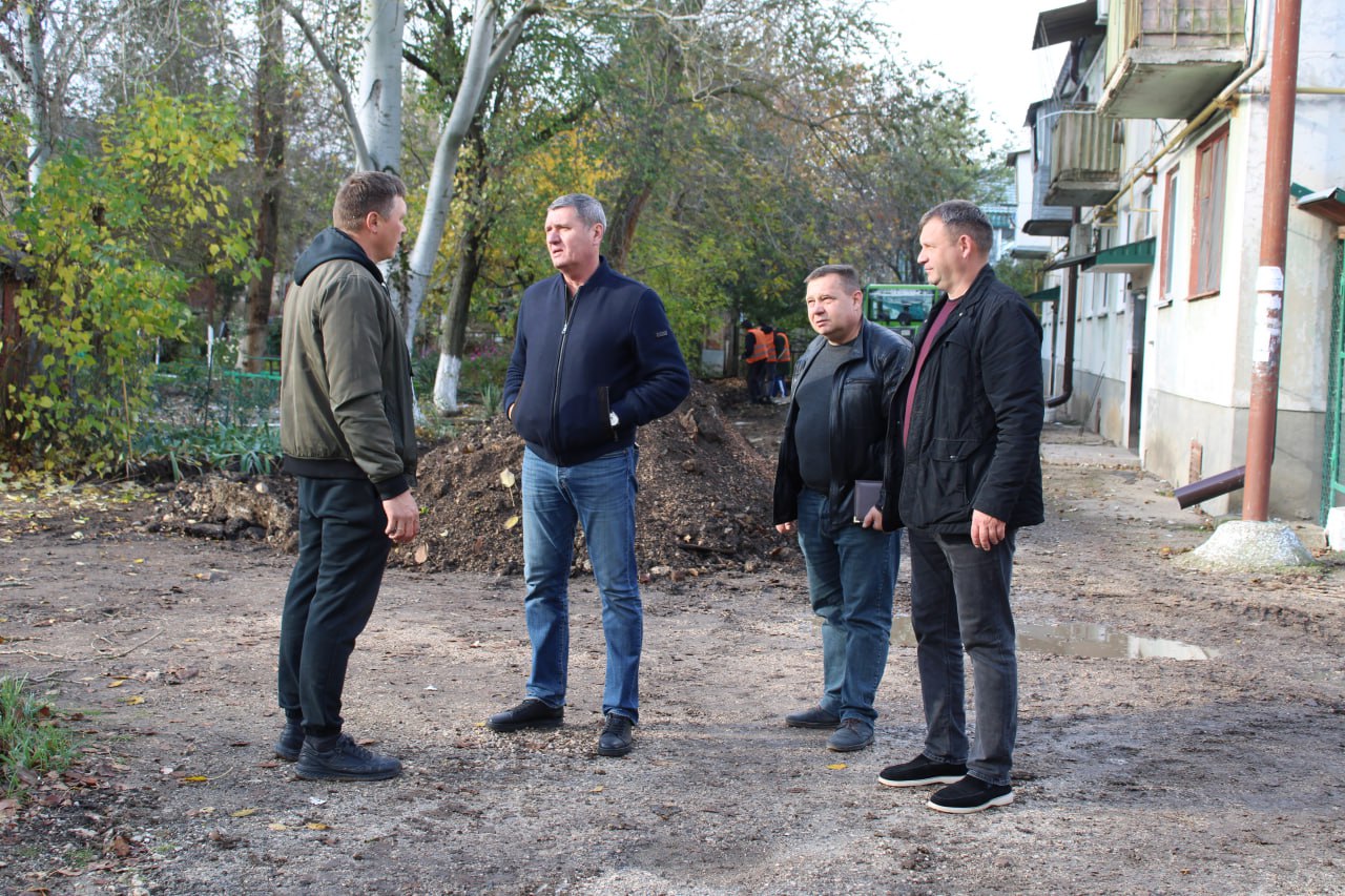 Игорь Крутьков: С заместителем Председателя Совета министров Республики Крым Николаем Воробьевым мы посетили несколько объектов благоустройства в поселке Ленино и селе Красногорка