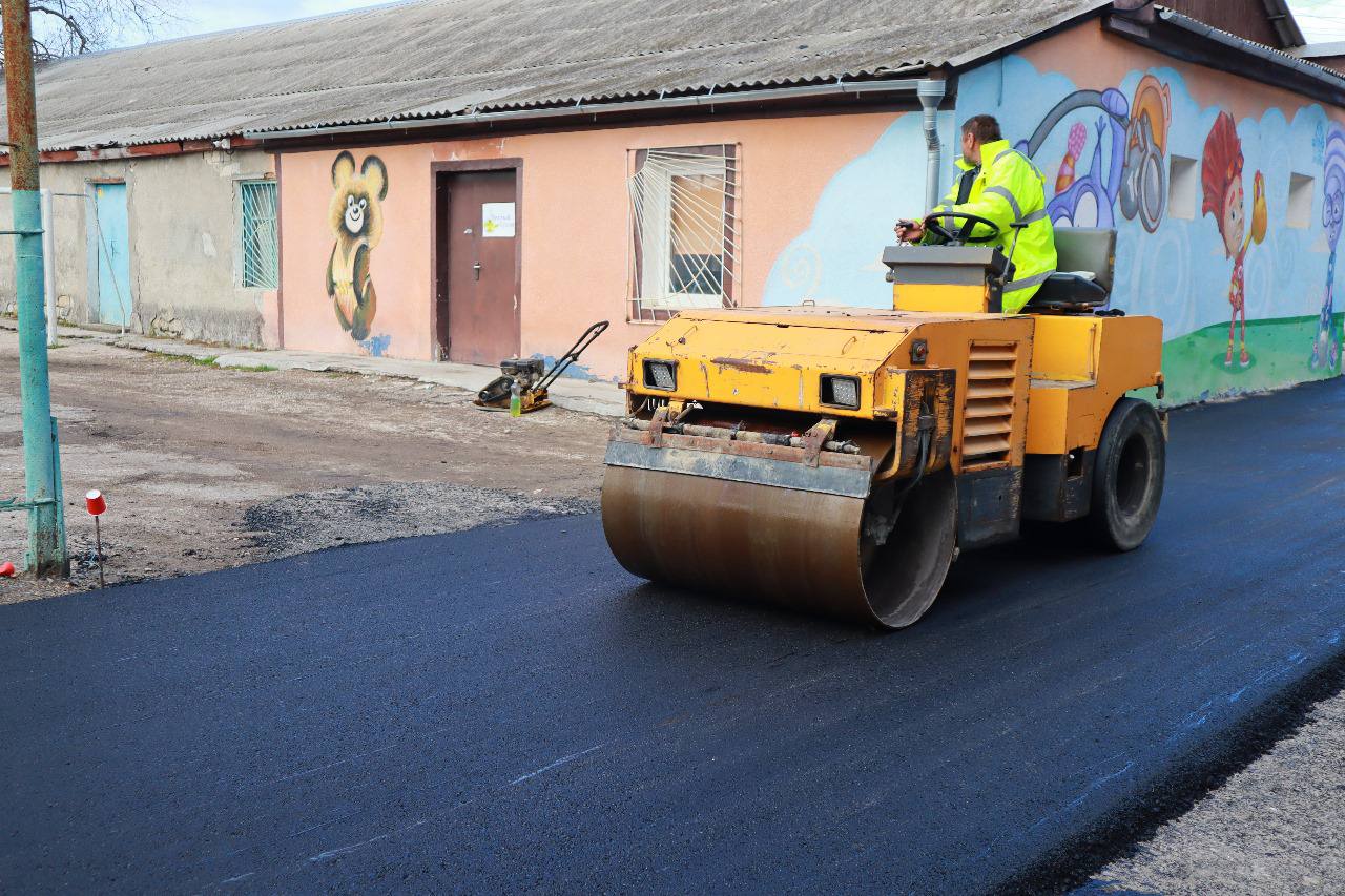 Дмитрий Чумаков: В школе-лицее № 2 города Белогорск выполняем значительный объём работ по восстановлению асфальтового покрытия на площади 1627 кв. м. На эти цели предусмотрено около 2,8 млн рублей Дмитрий Чумаков: В школе-лицее № 2 города Белогорск выполняем значительный объём работ по восстановлению асфальтового покрытия на площади 1627 кв. м. На эти цели предусмотрено около 2,8 млн рублей