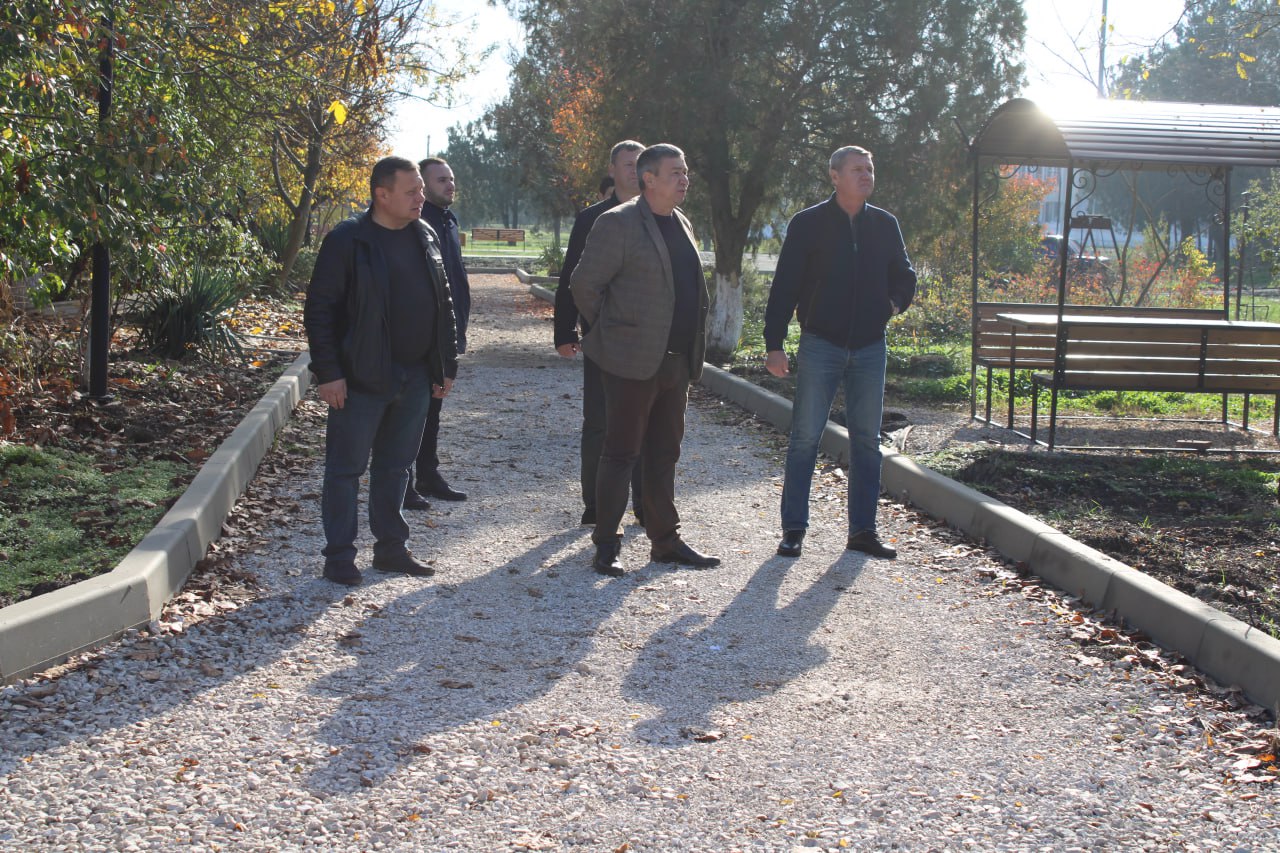 Игорь Крутьков: С заместителем Председателя Совета министров Республики Крым Николаем Воробьевым мы посетили несколько объектов благоустройства в поселке Ленино и селе Красногорка Игорь Крутьков: С заместителем Председателя Совета министров Республики Крым Николаем Воробьевым мы посетили несколько объектов благоустройства в поселке Ленино и селе Красногорка