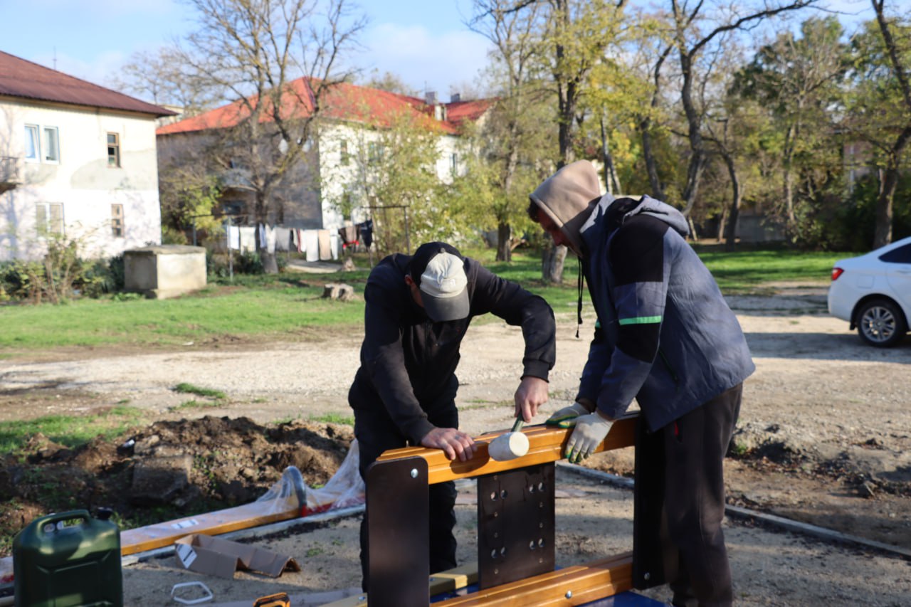 В Керчи приступили к установке детских площадок В Керчи приступили к установке детских площадок