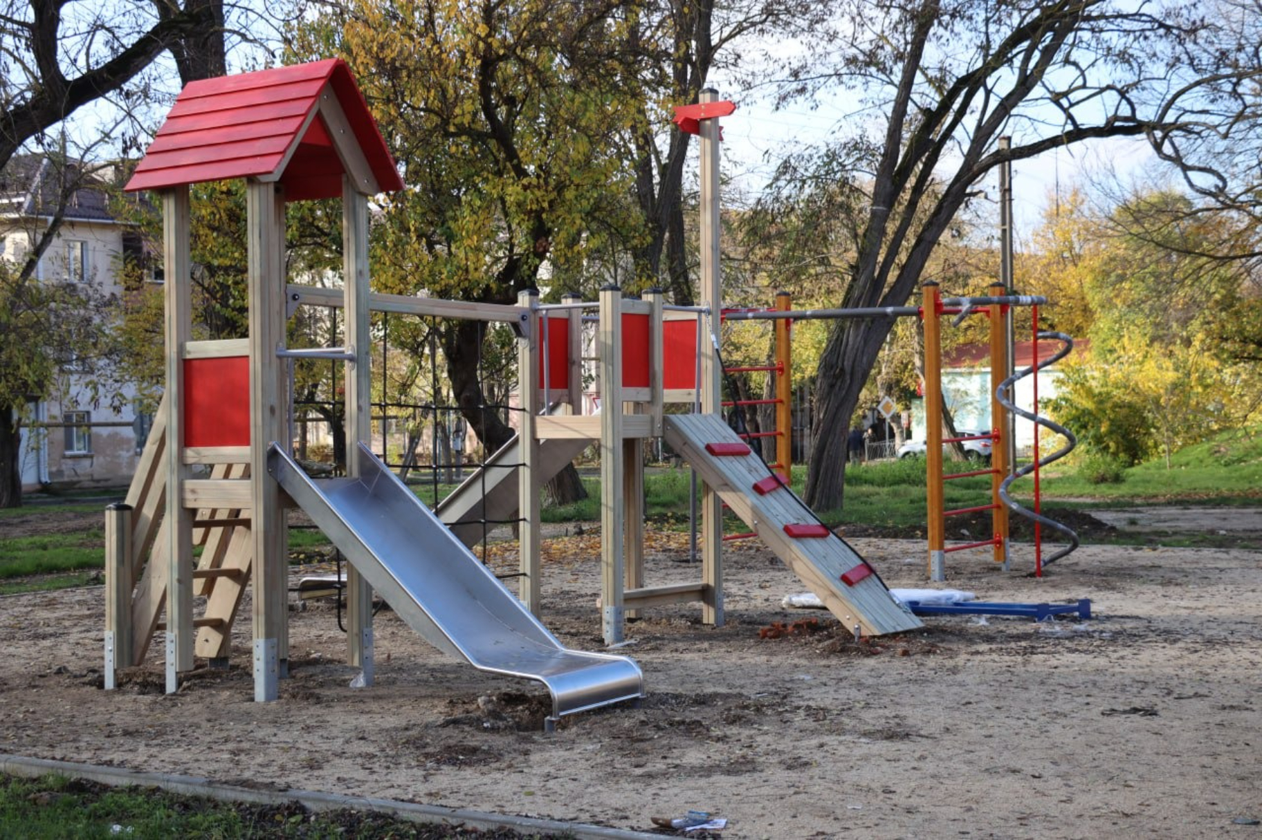 В Керчи приступили к установке детских площадок