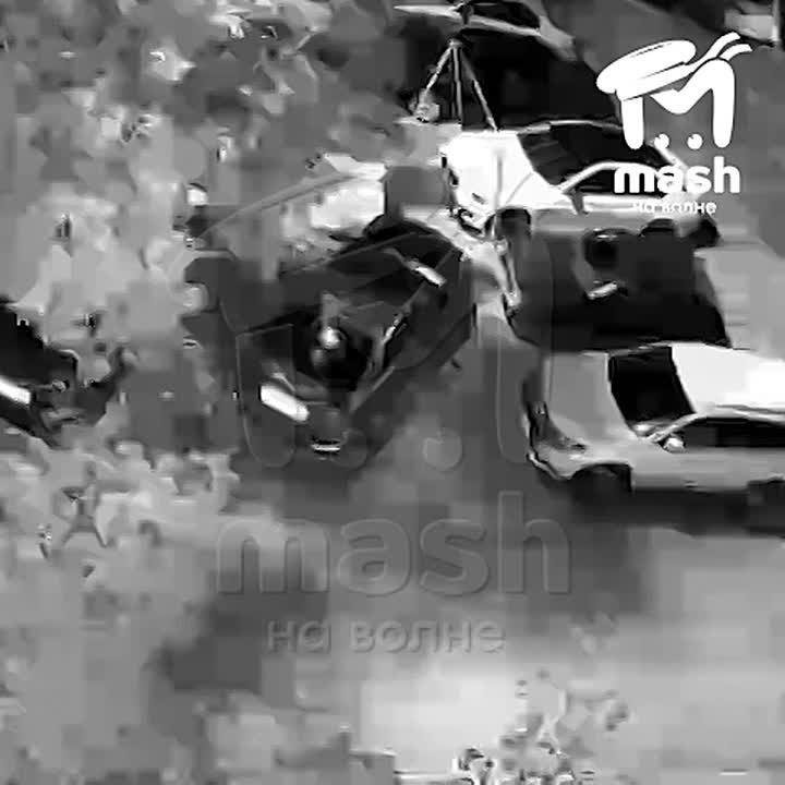 "Шл**а соси". Таинственный незнакомец с зонтиком изрисовал зелёнкой машину в Джанкое