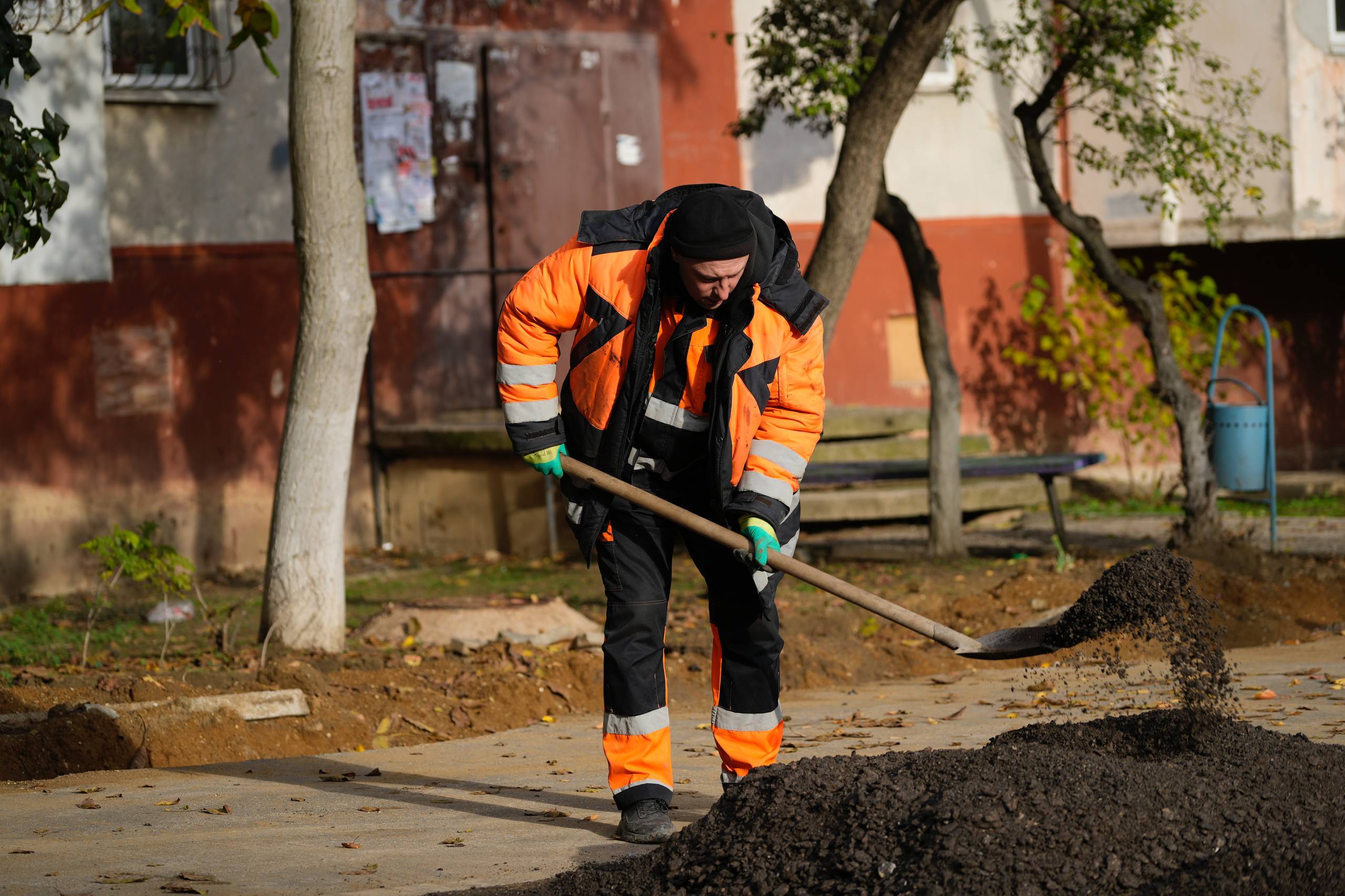 Во дворах по Индустриальному шоссе снимают старый асфальт Во дворах по Индустриальному шоссе снимают старый асфальт