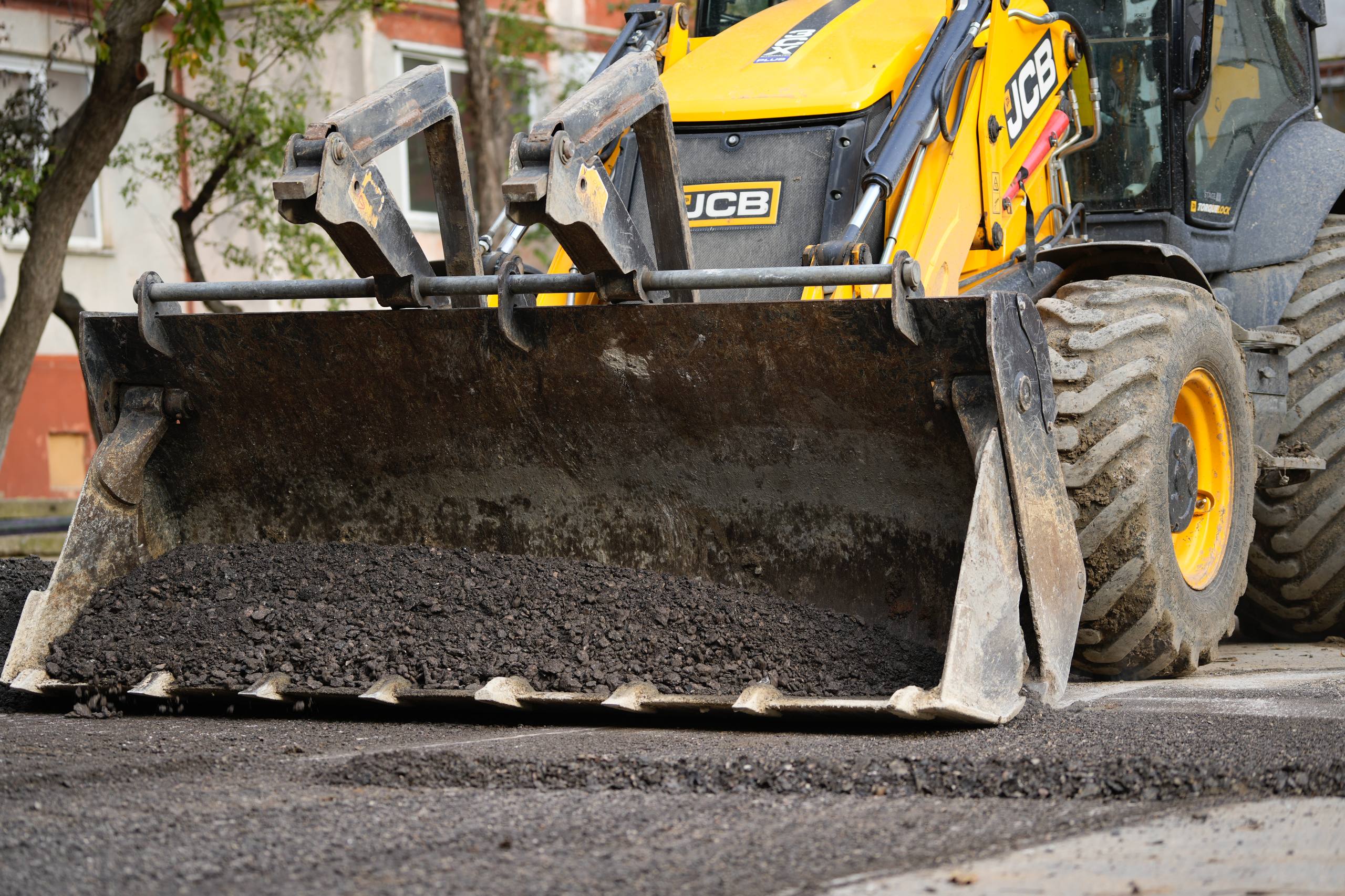 Во дворах по Индустриальному шоссе снимают старый асфальт Во дворах по Индустриальному шоссе снимают старый асфальт