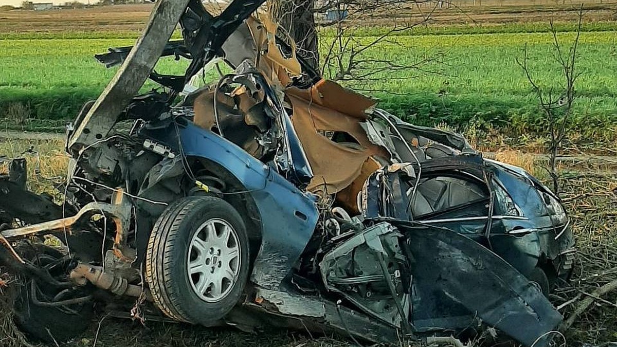 Погибли два человека: в Джанкойском районе легковушка врезалась в дерево