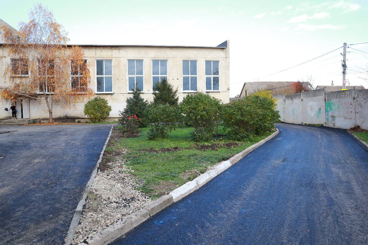 Дмитрий Чумаков: В школе-лицее № 2 города Белогорск выполняем значительный объём работ по восстановлению асфальтового покрытия на площади 1627 кв. м. На эти цели предусмотрено около 2,8 млн рублей Дмитрий Чумаков: В школе-лицее № 2 города Белогорск выполняем значительный объём работ по восстановлению асфальтового покрытия на площади 1627 кв. м. На эти цели предусмотрено около 2,8 млн рублей