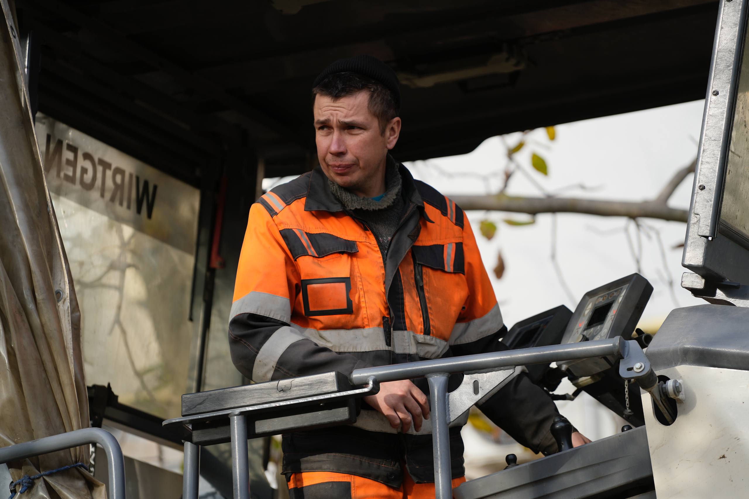 Во дворах по Индустриальному шоссе снимают старый асфальт Во дворах по Индустриальному шоссе снимают старый асфальт