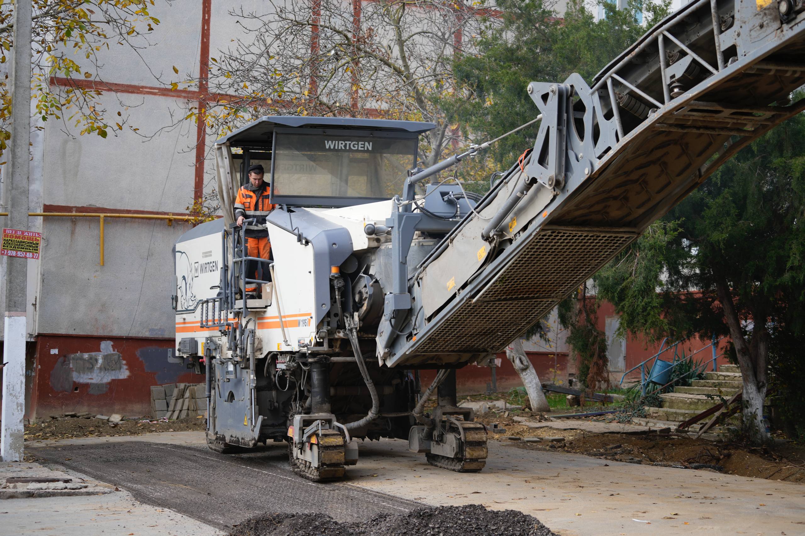 Во дворах по Индустриальному шоссе снимают старый асфальт Во дворах по Индустриальному шоссе снимают старый асфальт