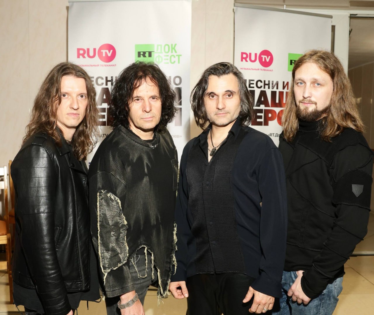 Рок-группа "Земляне" поддержала севастопольцев в бомбоубежище во время воздушной тревоги