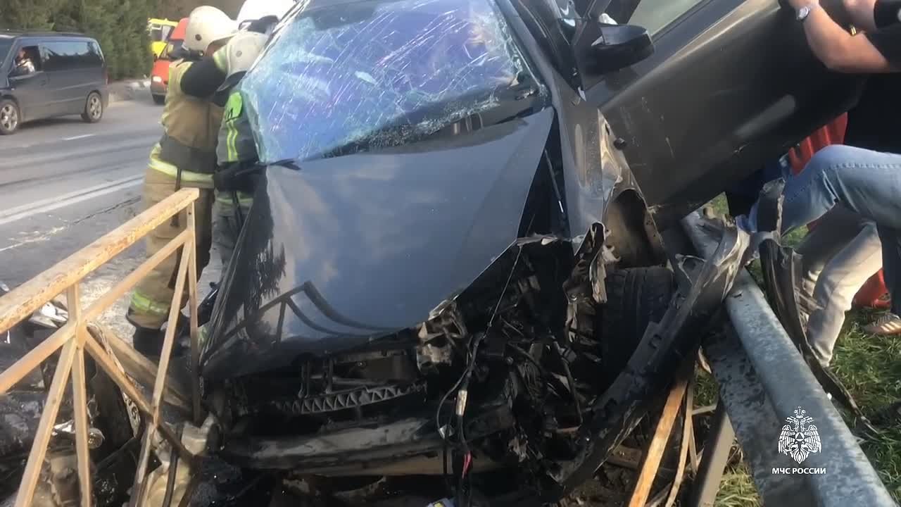 Огнеборцы 2 пожарно-спасательного отряда деблокировали пострадавшего в ДТП