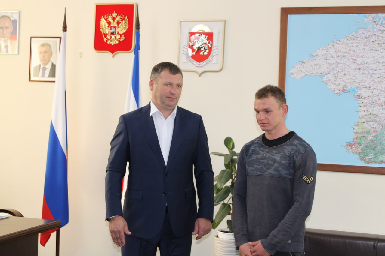 Игорь Крутьков: Сегодня в торжественной обстановке, при участии Прокурора Ленинского района Алексея Масенко, вручили ключи от жилого помещения молодому человеку, являющемуся сиротой и оставшемуся без попечения родителей