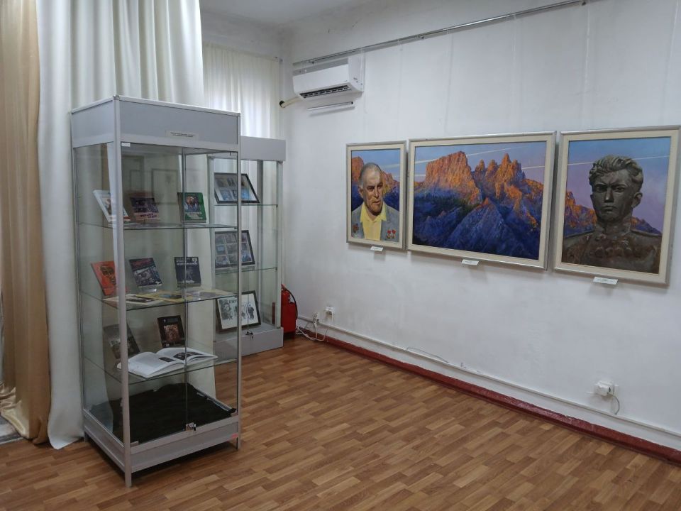 В ГБУ РК «Крымскотатарский музей культурно-исторического наследия» состоялась церемония открытия персональной выставки «Образ и слово» Заслуженного художника Крыма Рустема Эминова В ГБУ РК «Крымскотатарский музей культурно-исторического наследия» состоялась церемония открытия персональной выставки «Образ и слово» Заслуженного художника Крыма Рустема Эминова