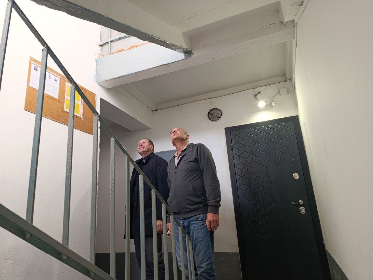 Владислав Хаджиев: Вместе с заместителями и главами соответствующих сельских поселений посещаем многоквартирные дома (МКД) Владислав Хаджиев: Вместе с заместителями и главами соответствующих сельских поселений посещаем многоквартирные дома (МКД)