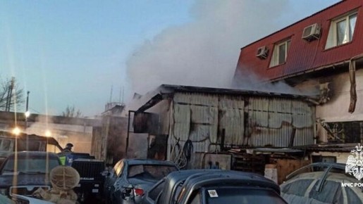 В Симферополе загорелась станция техобслуживания