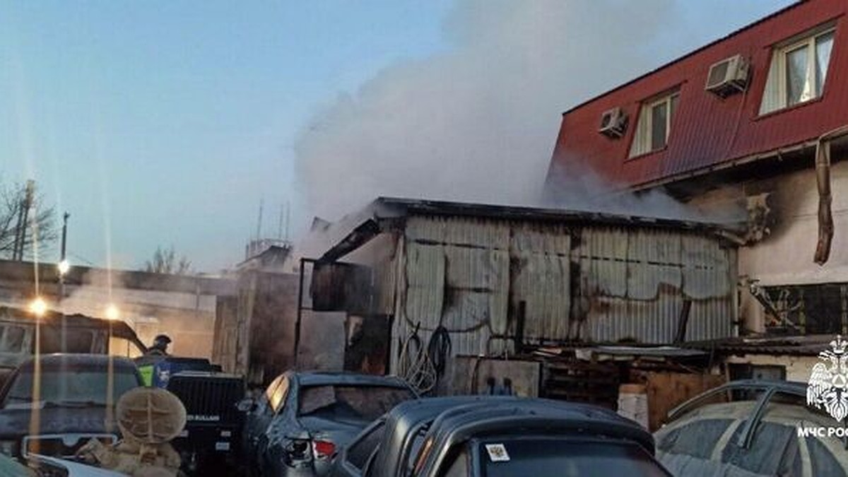 В Симферополе загорелась станция техобслуживания