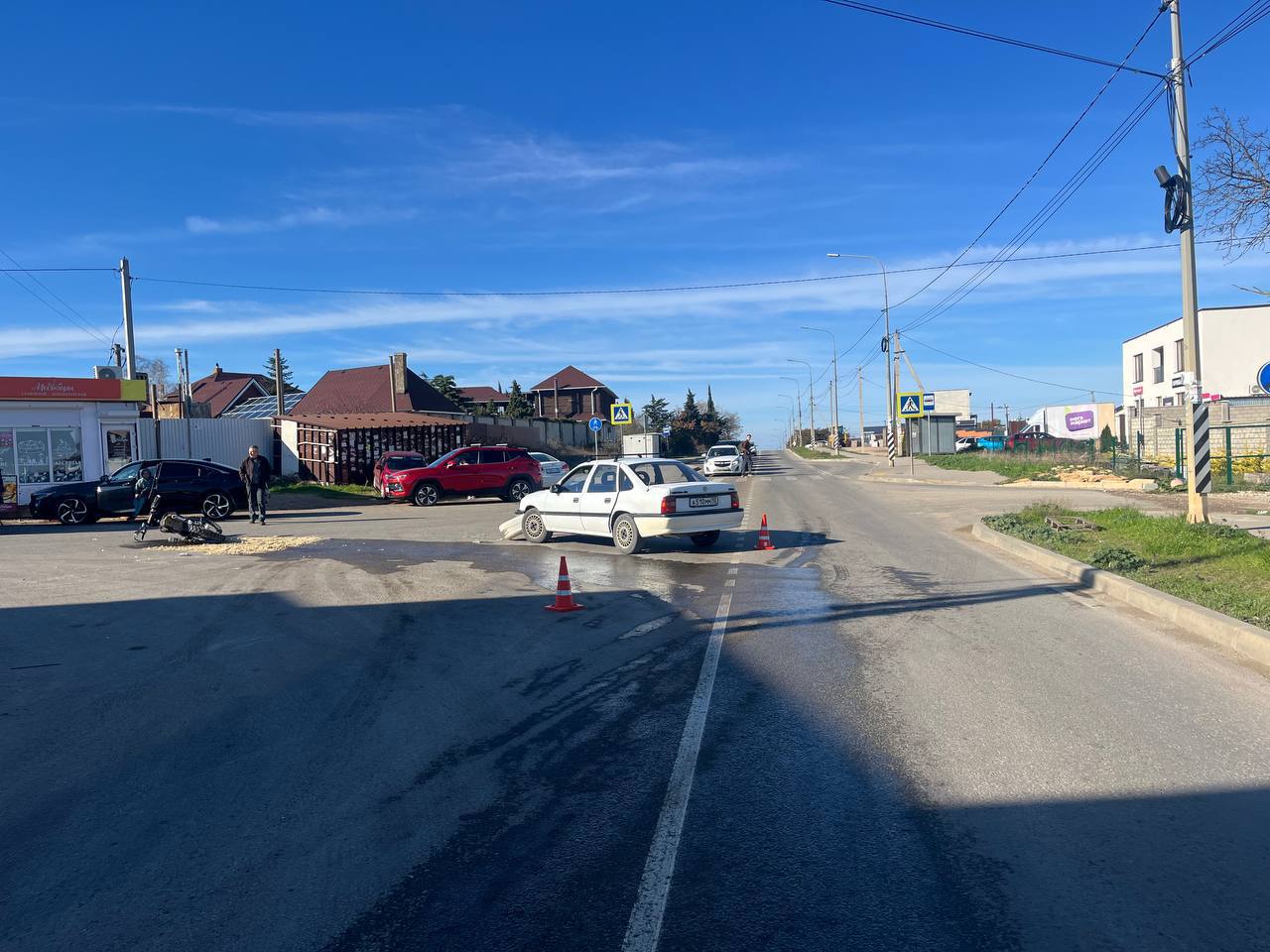 Иномарка сбила мотоциклиста под Севастополем Иномарка сбила мотоциклиста под Севастополем