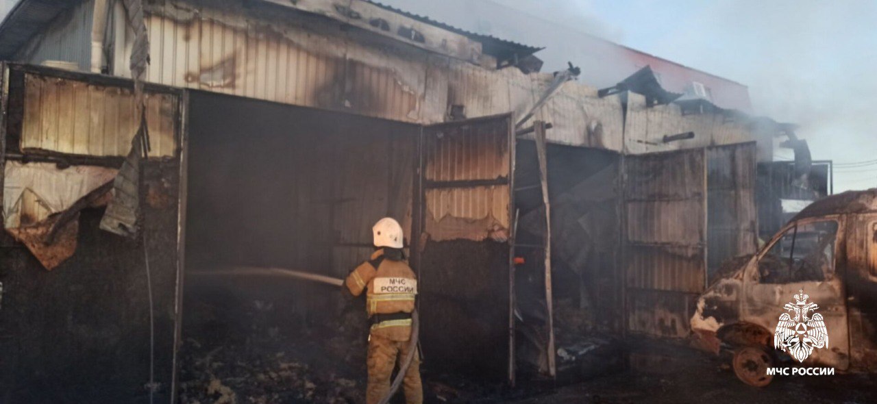 Станция техобслуживания авто горела утром в Симферополе – пострадали две машины Станция техобслуживания авто горела утром в Симферополе – пострадали две машины