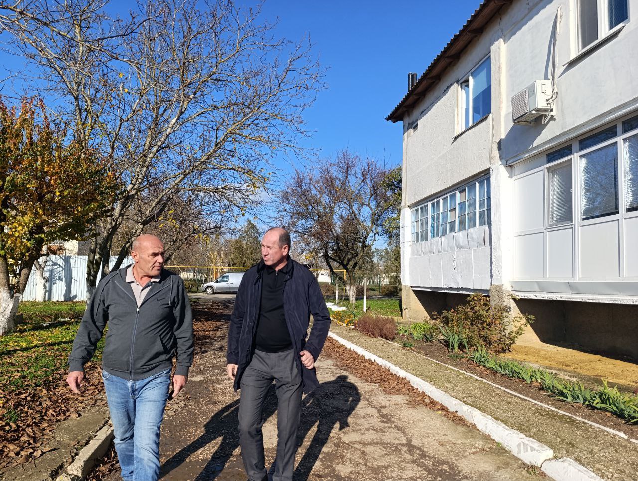 Владислав Хаджиев: Вместе с заместителями и главами соответствующих сельских поселений посещаем многоквартирные дома (МКД) Владислав Хаджиев: Вместе с заместителями и главами соответствующих сельских поселений посещаем многоквартирные дома (МКД)