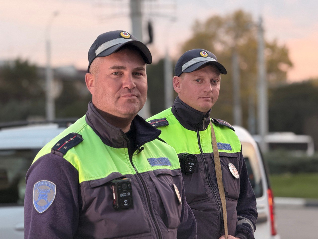 Старшие инспекторы ДПС отдельного специализированного батальона Госавтоинспекции МВД по Республике Крым, старший лейтенант полиции Константин Кулиш и капитан полиции Павел Чистов желают вам #Хороших_выходных!