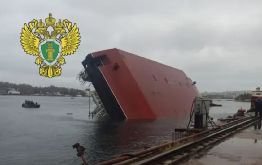 Перевернувшийся в Севастопольской бухте плавкран должны поднять и вывезти до 27 апреля 2026 года