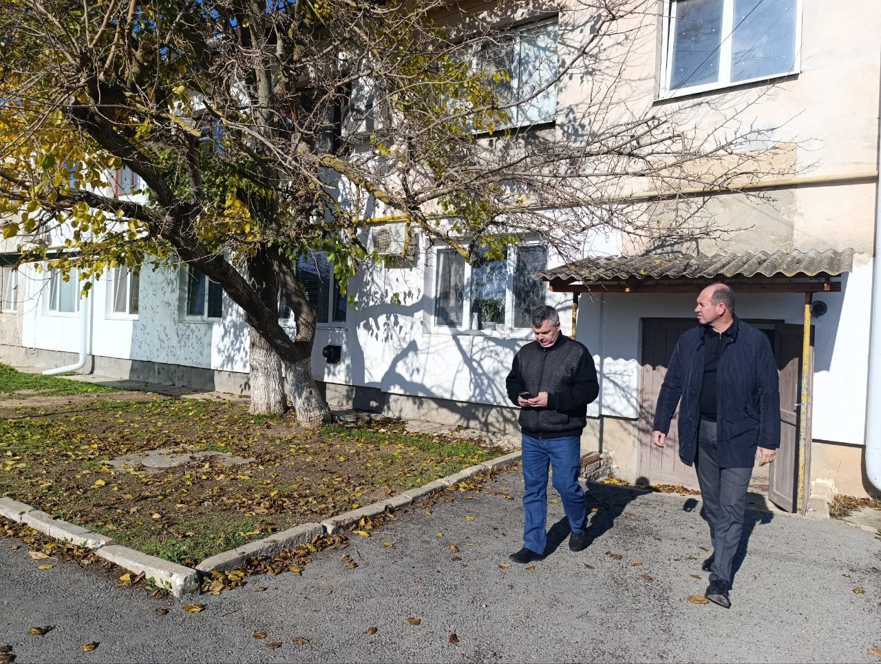 Владислав Хаджиев: Вместе с заместителями и главами соответствующих сельских поселений посещаем многоквартирные дома (МКД) Владислав Хаджиев: Вместе с заместителями и главами соответствующих сельских поселений посещаем многоквартирные дома (МКД)