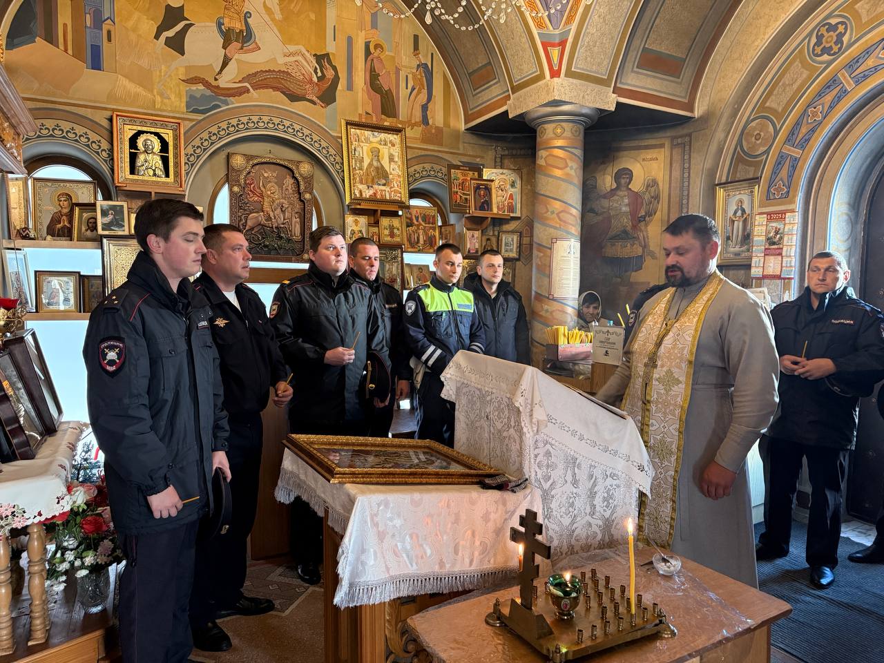 В Крыму в храме зажгли свечи в память о жертвах автокатастроф