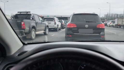 Перед Крымским мостом скопилась очередь