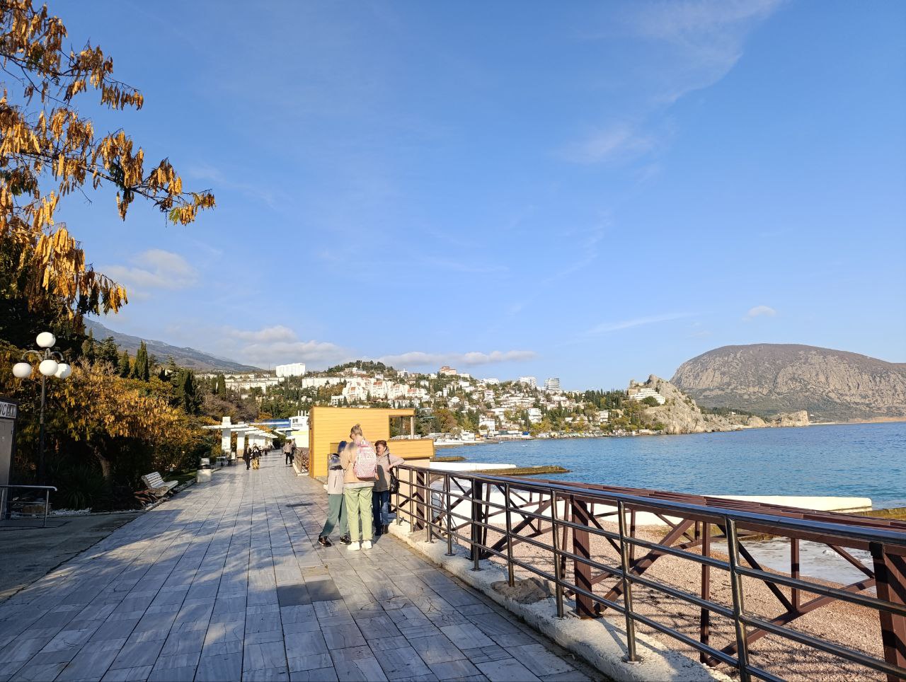 Поздняя осень на дорожках Гурзуфа Поздняя осень на дорожках Гурзуфа