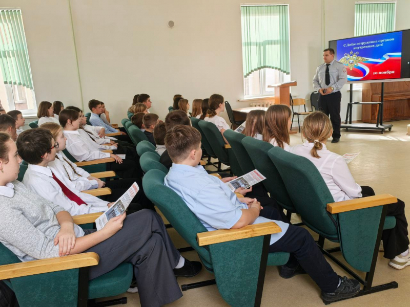Полицейские г. Феодосии провели профориентационную беседу в школе