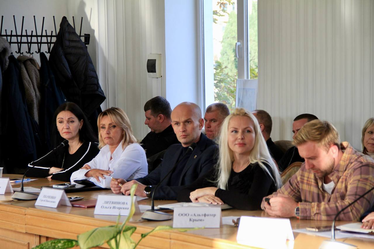 Константин Шимановский: Еженедельное аппаратное совещание! Начали с рассмотрения обращений ялтинцев, поступивших в Администрацию города! Константин Шимановский: Еженедельное аппаратное совещание! Начали с рассмотрения обращений ялтинцев, поступивших в Администрацию города!