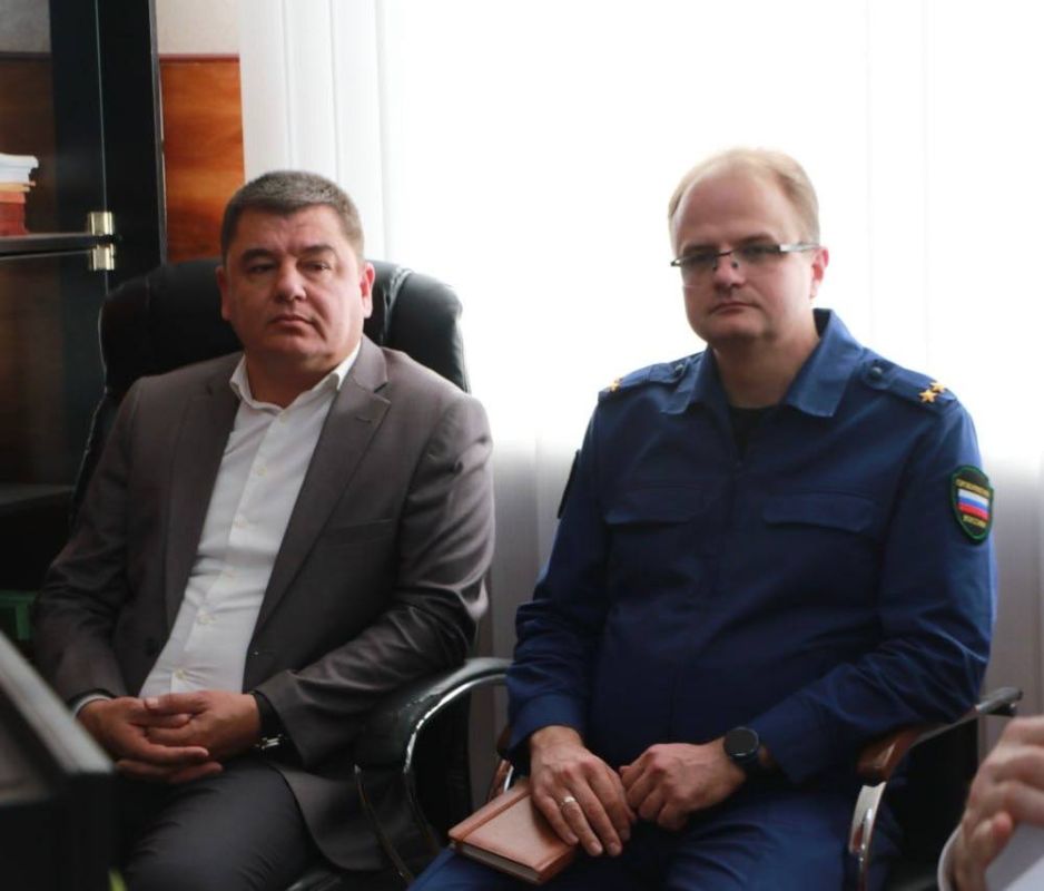 Сегодня после заседания президиума, заместитель Председателя Бахчисарайского районного совета Михаил Колкунов провел заседание 19-й сессии Бахчисарайского районного совета 3-ого созыва. Сегодня после заседания президиума, заместитель Председателя Бахчисарайского районного совета Михаил Колкунов провел заседание 19-й сессии Бахчисарайского районного совета 3-ого созыва.