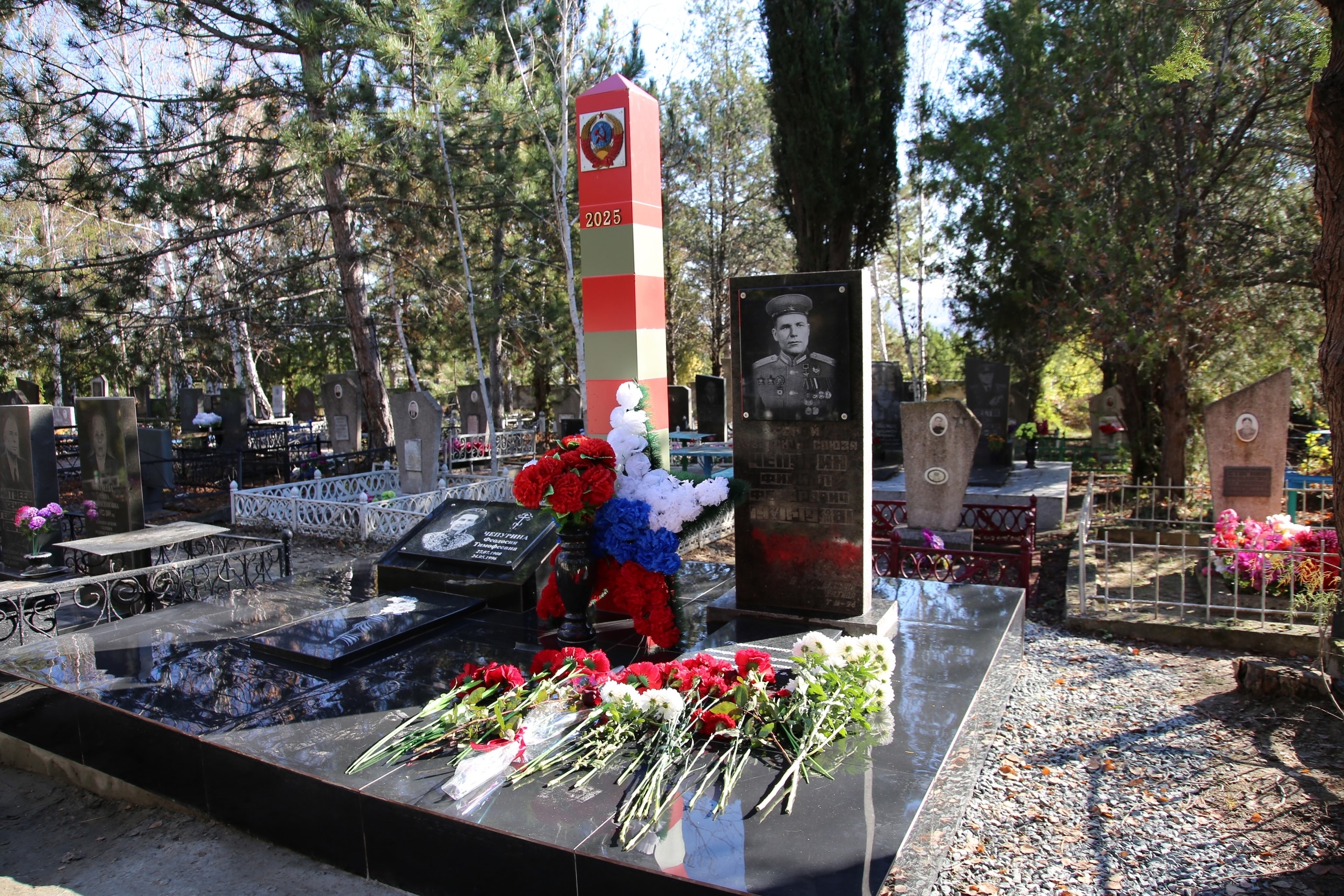 На городском кладбище обновили памятник на могиле Героя Советского Союза - Филиппа Фёдоровича Чепурина На городском кладбище обновили памятник на могиле Героя Советского Союза - Филиппа Фёдоровича Чепурина