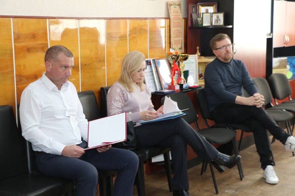 Сегодня после заседания президиума, заместитель Председателя Бахчисарайского районного совета Михаил Колкунов провел заседание 19-й сессии Бахчисарайского районного совета 3-ого созыва. Сегодня после заседания президиума, заместитель Председателя Бахчисарайского районного совета Михаил Колкунов провел заседание 19-й сессии Бахчисарайского районного совета 3-ого созыва.