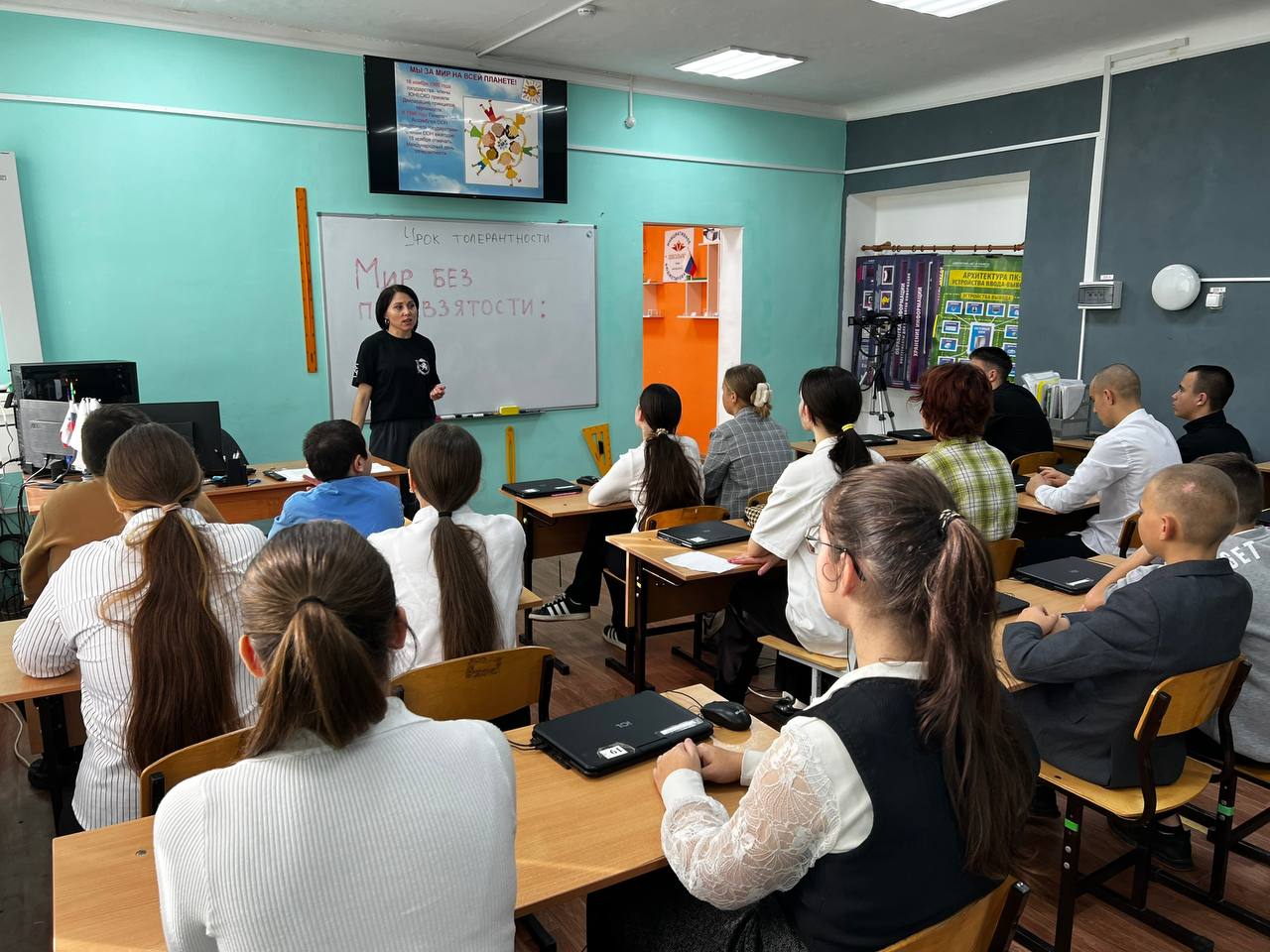 Молодежный Совет Джанкойского района провел для обучающихся Столбовской школы урок толерантности «Мир без предвзятости» Молодежный Совет Джанкойского района провел для обучающихся Столбовской школы урок толерантности «Мир без предвзятости»