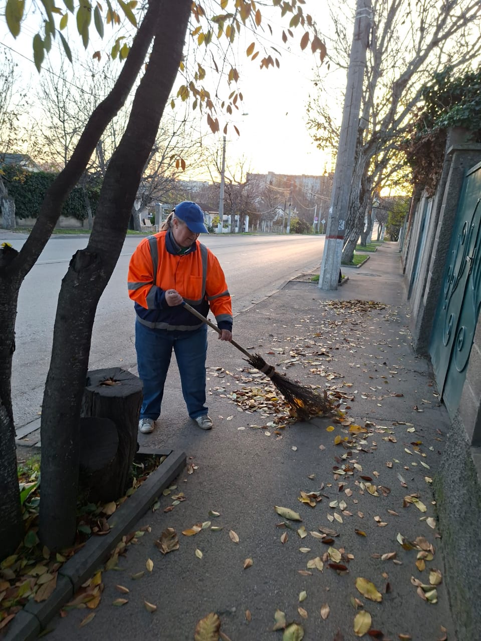 Сотрудники МБУ "Город" продолжают свою работу по сбору и вывозу опавших листьев Сотрудники МБУ "Город" продолжают свою работу по сбору и вывозу опавших листьев