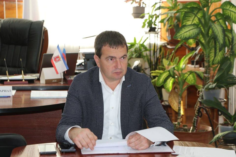 Сегодня после заседания президиума, заместитель Председателя Бахчисарайского районного совета Михаил Колкунов провел заседание 19-й сессии Бахчисарайского районного совета 3-ого созыва. Сегодня после заседания президиума, заместитель Председателя Бахчисарайского районного совета Михаил Колкунов провел заседание 19-й сессии Бахчисарайского районного совета 3-ого созыва.