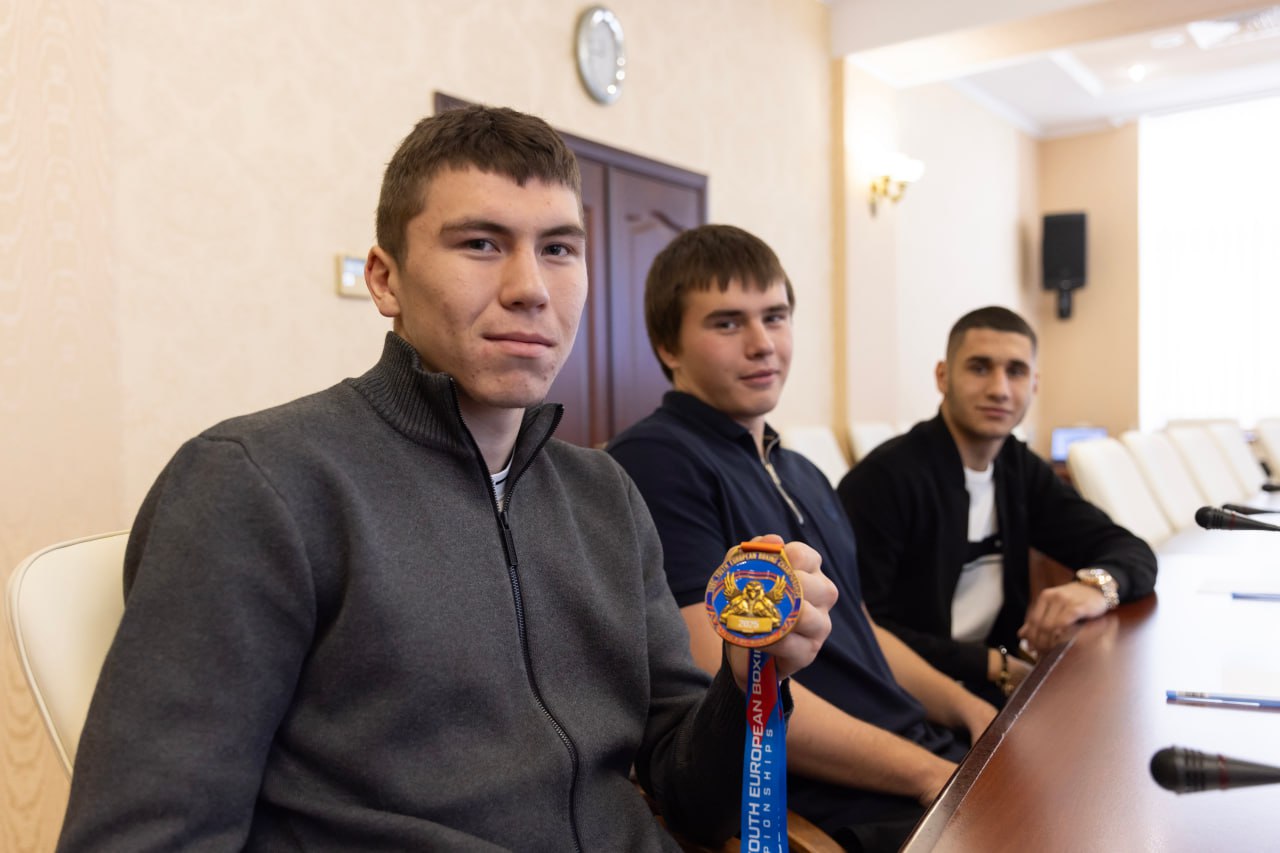 Глава Республики Крым поздравил крымских боксёров — победителей первенства Европы среди юниоров Глава Республики Крым поздравил крымских боксёров — победителей первенства Европы среди юниоров