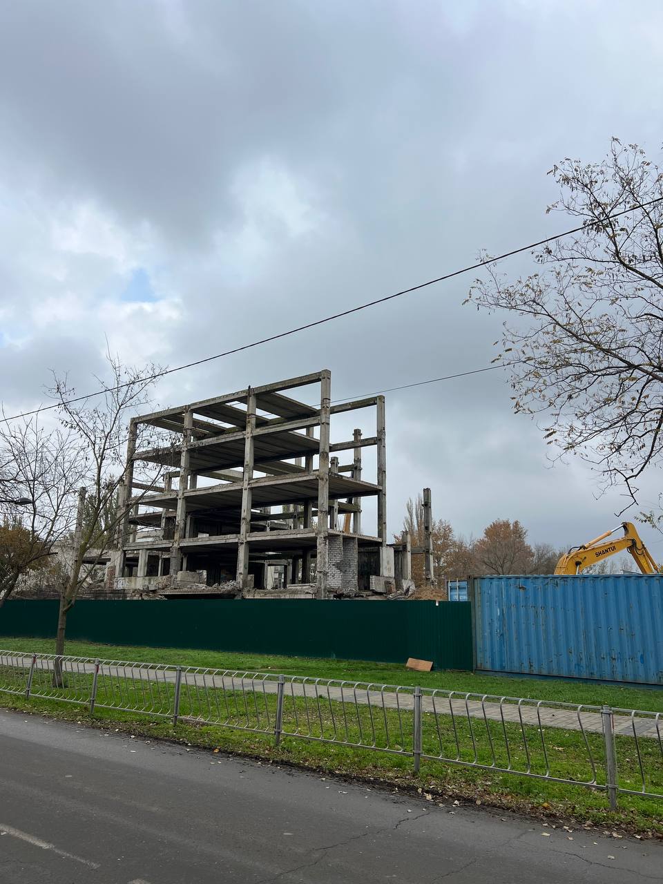 По требованию Красноперекопской межрайонной прокуратуры начата работа по сносу двух объектов незавершенного строительства