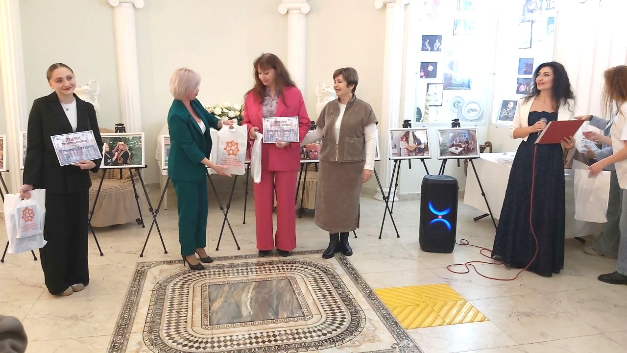 Участие Тимощук Л.И. в церемонии награждения лауреатов конкурса (г. Симферополь) Участие Тимощук Л.И. в церемонии награждения лауреатов конкурса (г. Симферополь)