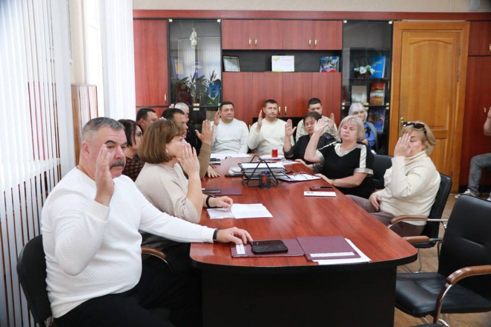 Сегодня после заседания президиума, заместитель Председателя Бахчисарайского районного совета Михаил Колкунов провел заседание 19-й сессии Бахчисарайского районного совета 3-ого созыва. Сегодня после заседания президиума, заместитель Председателя Бахчисарайского районного совета Михаил Колкунов провел заседание 19-й сессии Бахчисарайского районного совета 3-ого созыва.