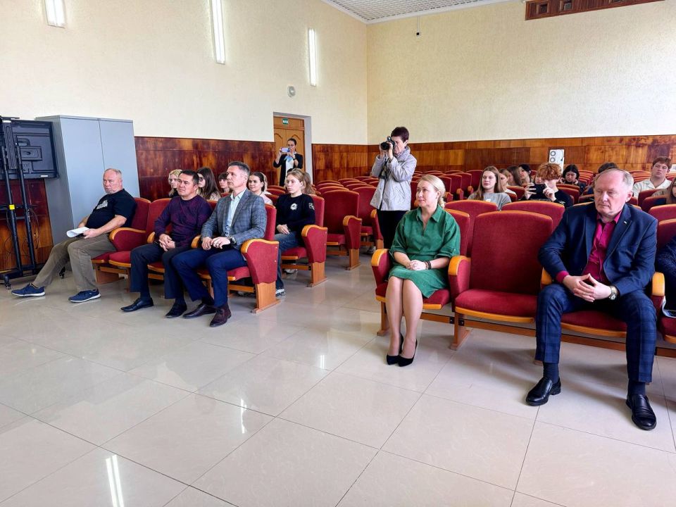 Александр Дудинов: Всегда с большим удовольствием встречаюсь с молодежью и школьниками Александр Дудинов: Всегда с большим удовольствием встречаюсь с молодежью и школьниками