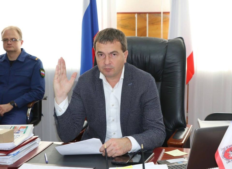 Сегодня после заседания президиума, заместитель Председателя Бахчисарайского районного совета Михаил Колкунов провел заседание 19-й сессии Бахчисарайского районного совета 3-ого созыва. Сегодня после заседания президиума, заместитель Председателя Бахчисарайского районного совета Михаил Колкунов провел заседание 19-й сессии Бахчисарайского районного совета 3-ого созыва.