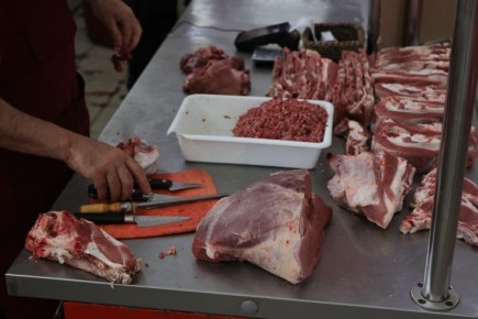 Более 200 кг потенциально опасных продуктов изъяли на рынках