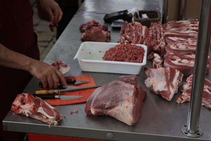 Более 200 кг потенциально опасных продуктов изъяли на рынках