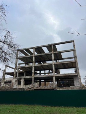 В Красноперекопске начали снос двух недостроев