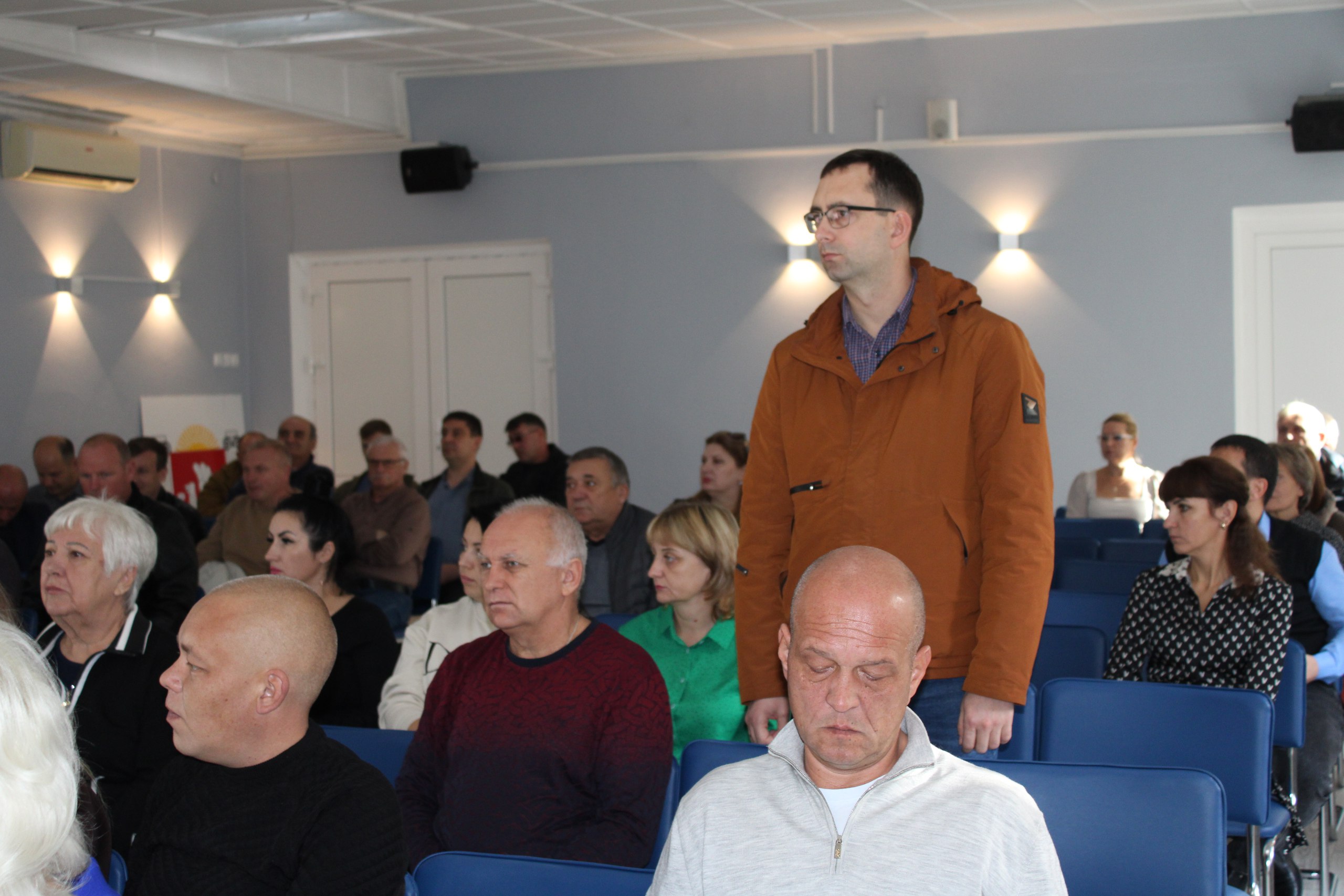 Игорь Крутьков провёл еженедельное аппаратное совещание Игорь Крутьков провёл еженедельное аппаратное совещание